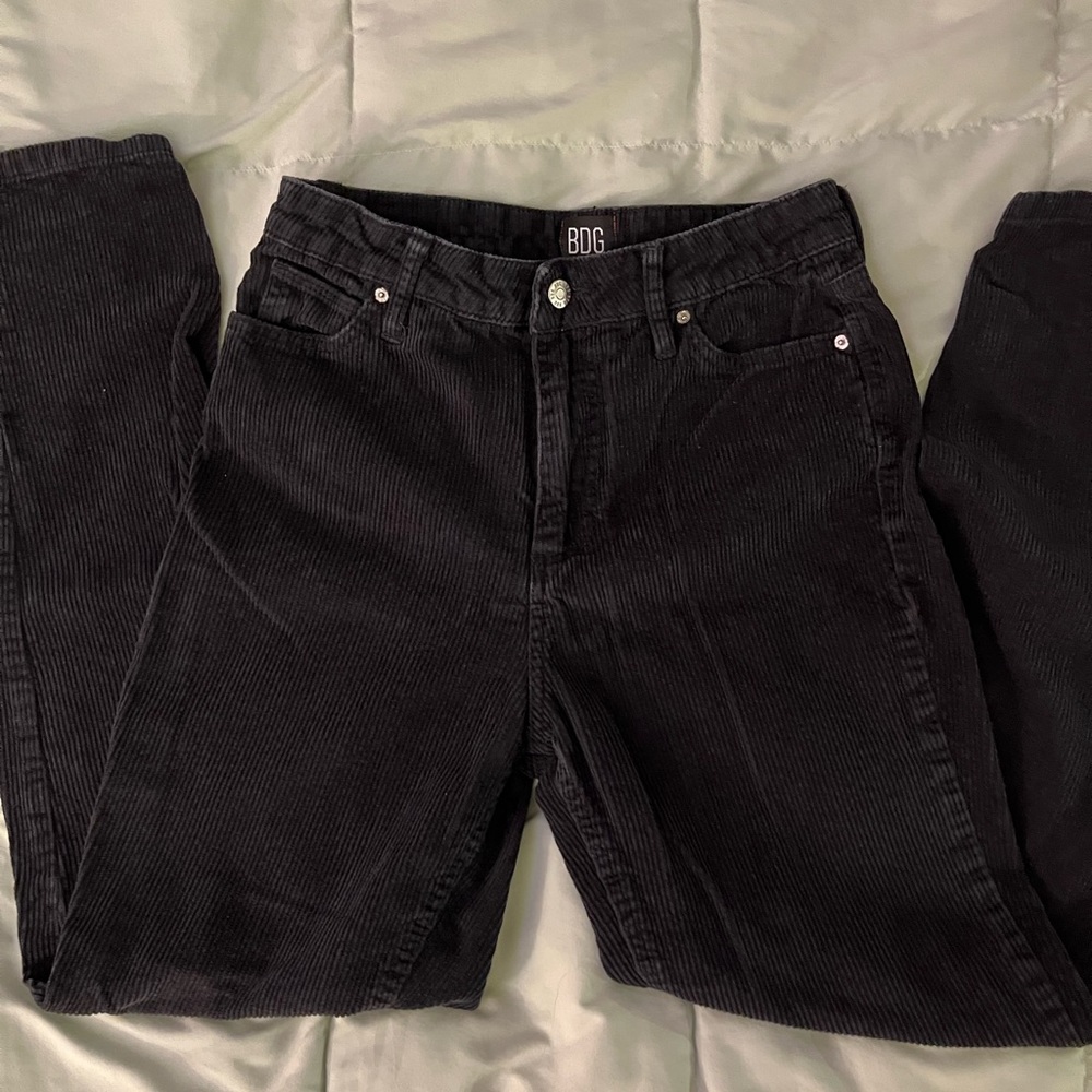bdg mom high rise pants
black corduroy
perfect condition